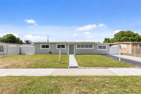 Villa ou maison à vendre à Miami Gardens, Floride: 5 chambres, 154.03 m2 № 1953483 - photo 4