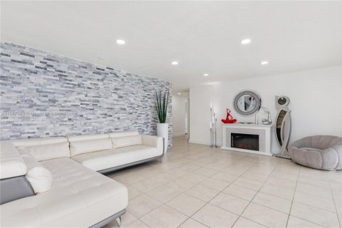 Villa ou maison à vendre à Miami Gardens, Floride: 5 chambres, 154.03 m2 № 1953483 - photo 8