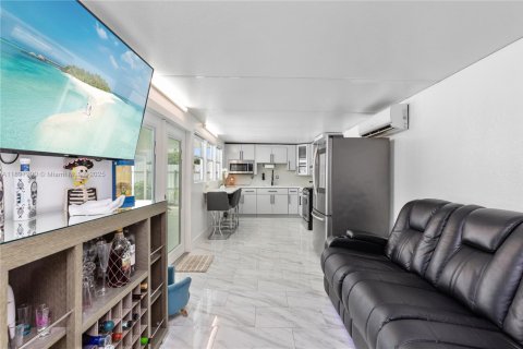 Villa ou maison à vendre à Miami Gardens, Floride: 5 chambres, 154.03 m2 № 1953483 - photo 28