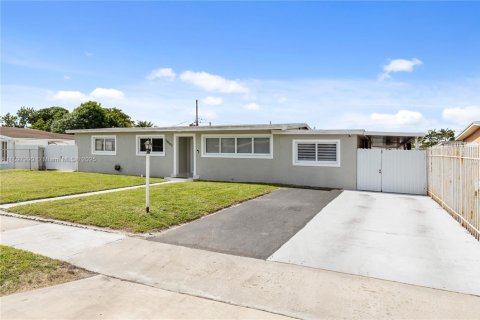 Villa ou maison à vendre à Miami Gardens, Floride: 5 chambres, 154.03 m2 № 1953483 - photo 3