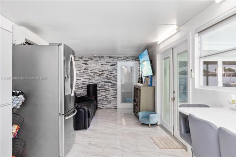 Villa ou maison à vendre à Miami Gardens, Floride: 5 chambres, 154.03 m2 № 1953483 - photo 26