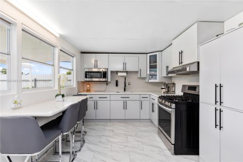 Villa ou maison à vendre à Miami Gardens, Floride: 5 chambres, 154.03 m2 № 1953483 - photo 25