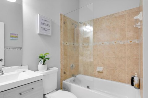 House in Homestead, Florida 4 bedrooms, 176.79 sq.m. № 2046707 - photo 16