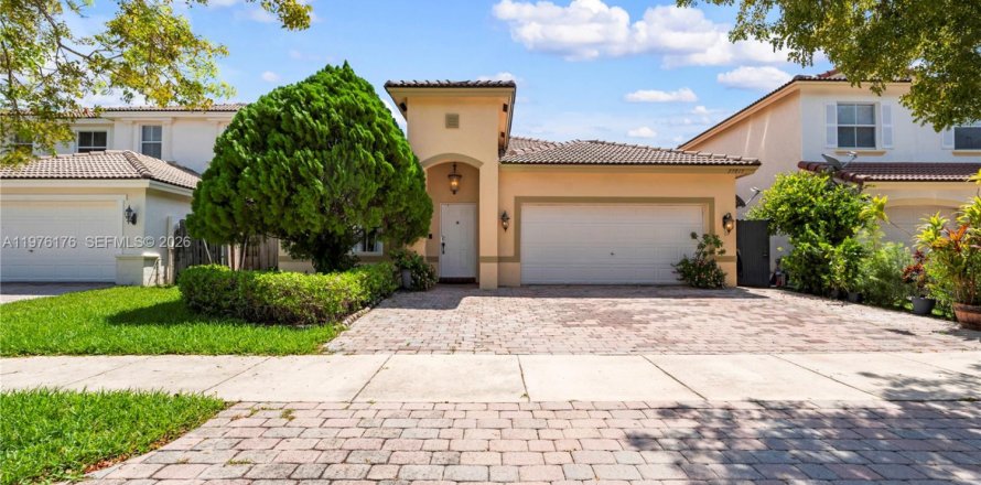 House in Homestead, Florida 4 bedrooms, 176.79 sq.m. № 2046707