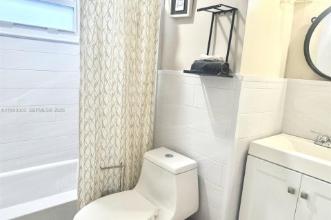 House in Hollywood, Florida 3 bedrooms, 121.42 sq.m. № 2000784 - photo 13