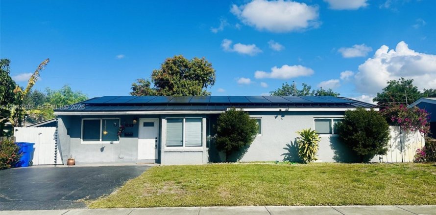 House in Hollywood, Florida 3 bedrooms, 121.42 sq.m. № 2000784