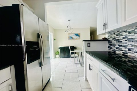 House in Hollywood, Florida 3 bedrooms, 121.42 sq.m. № 2000784 - photo 16