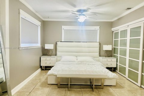 House in Hollywood, Florida 3 bedrooms, 121.42 sq.m. № 2000784 - photo 4