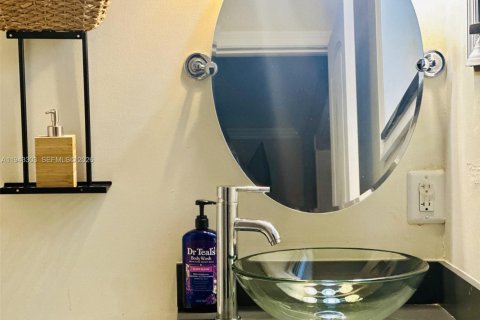 House in Hollywood, Florida 3 bedrooms, 121.42 sq.m. № 2000784 - photo 9