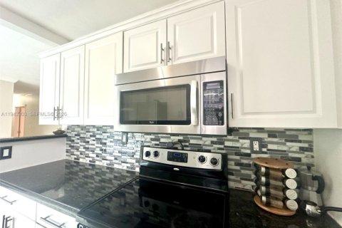 House in Hollywood, Florida 3 bedrooms, 121.42 sq.m. № 2000784 - photo 3