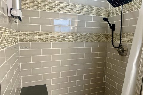 House in Hollywood, Florida 3 bedrooms, 121.42 sq.m. № 2000784 - photo 10