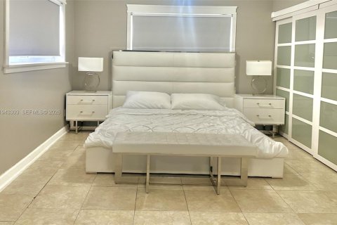 House in Hollywood, Florida 3 bedrooms, 121.42 sq.m. № 2000784 - photo 8