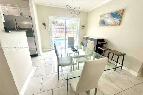 House in Hollywood, Florida 3 bedrooms, 121.42 sq.m. № 2000784 - photo 6