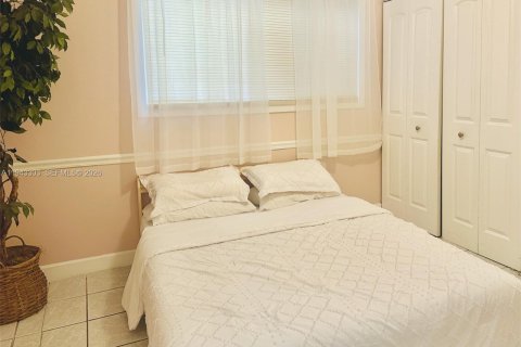 House in Hollywood, Florida 3 bedrooms, 121.42 sq.m. № 2000784 - photo 12