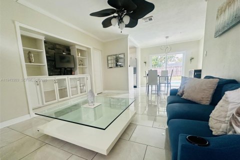 House in Hollywood, Florida 3 bedrooms, 121.42 sq.m. № 2000784 - photo 2