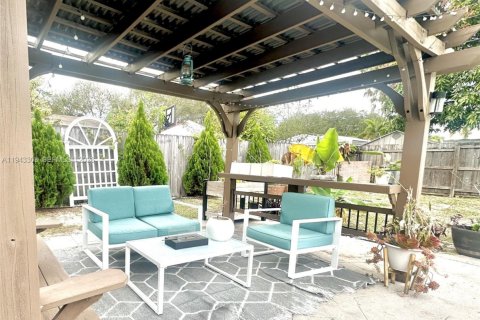 House in Hollywood, Florida 3 bedrooms, 121.42 sq.m. № 2000784 - photo 7