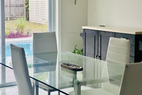 House in Hollywood, Florida 3 bedrooms, 121.42 sq.m. № 2000784 - photo 11