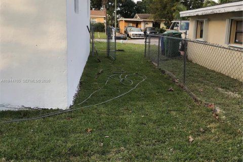 House in Miramar, Florida 3 bedrooms, 81.38 sq.m. № 2001379 - photo 14