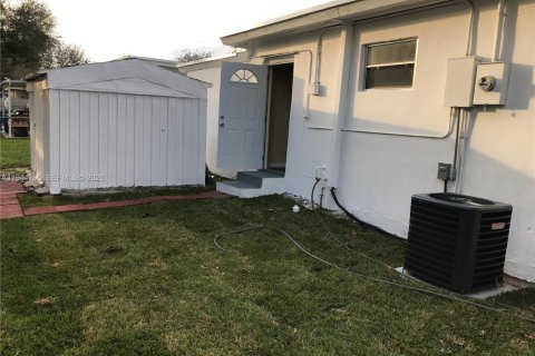 House in Miramar, Florida 3 bedrooms, 81.38 sq.m. № 2001379 - photo 13