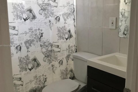 House in Miramar, Florida 3 bedrooms, 81.38 sq.m. № 2001379 - photo 8