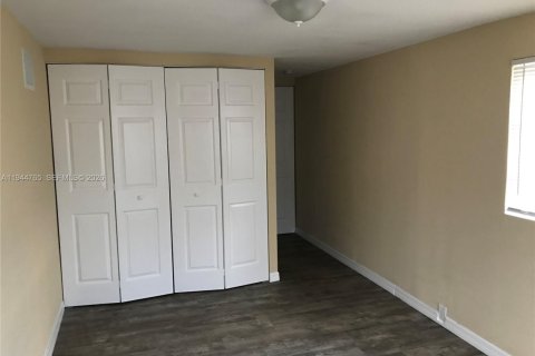 House in Miramar, Florida 3 bedrooms, 81.38 sq.m. № 2001379 - photo 6