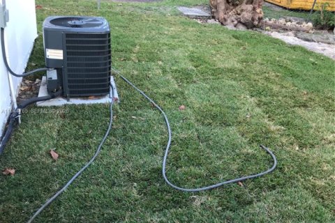 House in Miramar, Florida 3 bedrooms, 81.38 sq.m. № 2001379 - photo 12