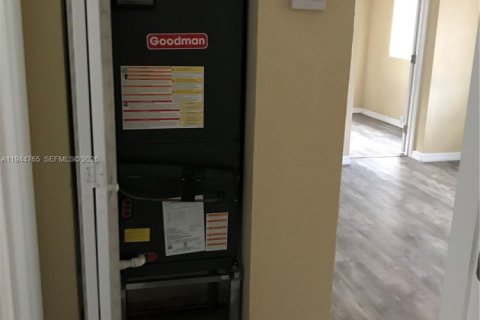 House in Miramar, Florida 3 bedrooms, 81.38 sq.m. № 2001379 - photo 9