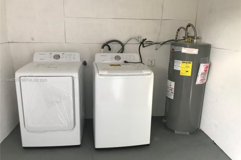 House in Miramar, Florida 3 bedrooms, 81.38 sq.m. № 2001379 - photo 15