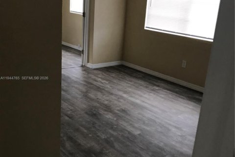 House in Miramar, Florida 3 bedrooms, 81.38 sq.m. № 2001379 - photo 10