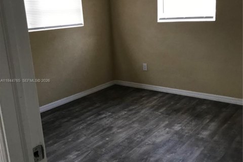 House in Miramar, Florida 3 bedrooms, 81.38 sq.m. № 2001379 - photo 11