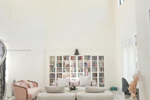 House in Cutler Bay, Florida 5 bedrooms, 454.66 sq.m. № 1863961 - photo 11