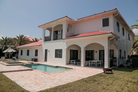 House in Cutler Bay, Florida 5 bedrooms, 454.66 sq.m. № 1863961 - photo 1