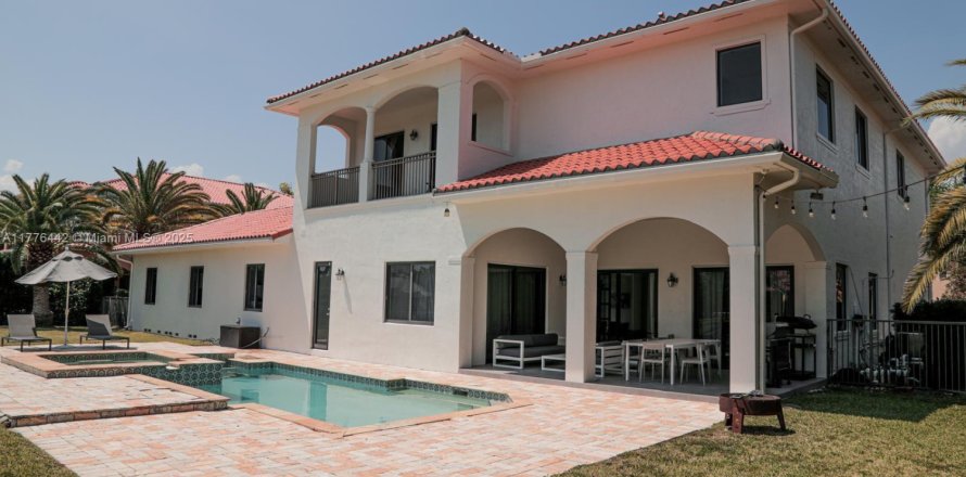 House in Cutler Bay, Florida 5 bedrooms, 454.66 sq.m. № 1863961