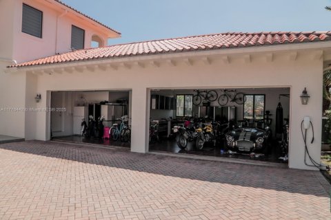 House in Cutler Bay, Florida 5 bedrooms, 454.66 sq.m. № 1863961 - photo 17