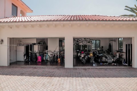 House in Cutler Bay, Florida 5 bedrooms, 454.66 sq.m. № 1863961 - photo 18