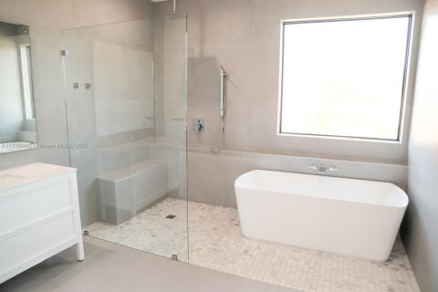 House in Cutler Bay, Florida 5 bedrooms, 454.66 sq.m. № 1863961 - photo 16