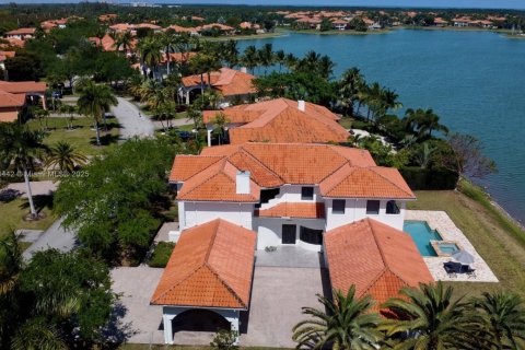 House in Cutler Bay, Florida 5 bedrooms, 454.66 sq.m. № 1863961 - photo 2