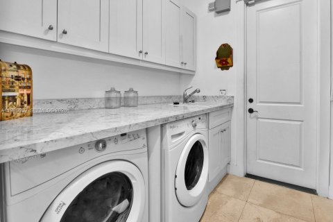 Casa en venta en Miami, Florida, 4 dormitorios, 301.75 m2 № 2029075 - foto 26