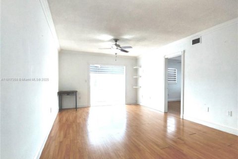 Copropriété à louer à Hialeah Gardens, Floride: 75.9 m2 № 1977195 - photo 7