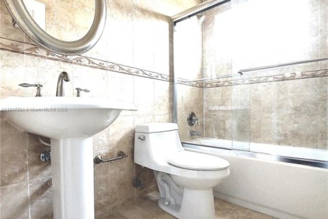 Copropriété à louer à Hialeah Gardens, Floride: 75.9 m2 № 1977195 - photo 4