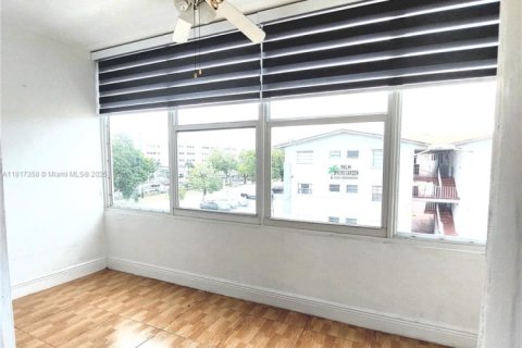 Copropriété à louer à Hialeah Gardens, Floride: 75.9 m2 № 1977195 - photo 9
