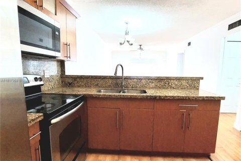 Copropriété à louer à Hialeah Gardens, Floride: 75.9 m2 № 1977195 - photo 3