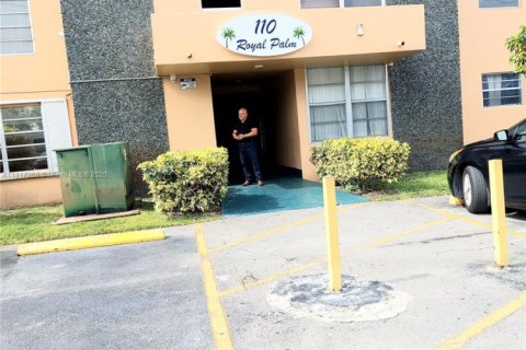 Copropriété à louer à Hialeah Gardens, Floride: 75.9 m2 № 1977195 - photo 1