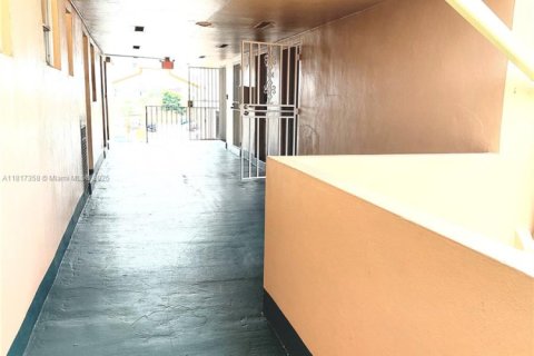 Copropriété à louer à Hialeah Gardens, Floride: 75.9 m2 № 1977195 - photo 10