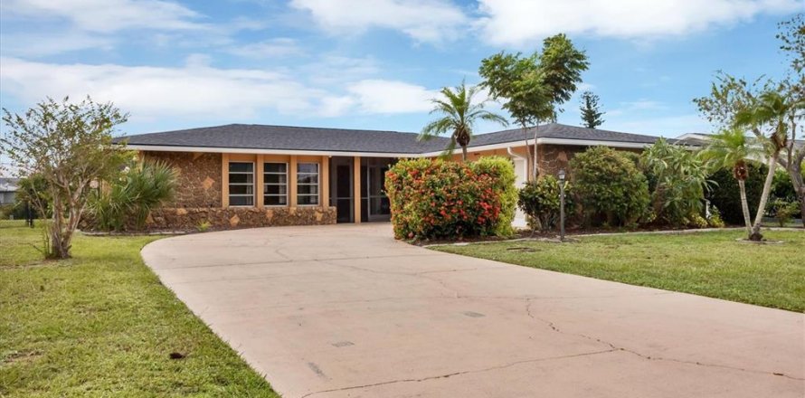 House in Rotonda, Florida 3 bedrooms, 156.08 sq.m. № 1613987