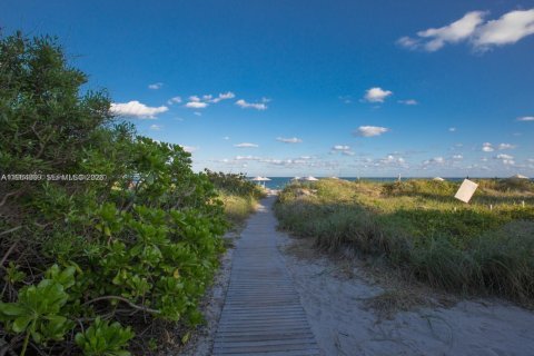 Condo in Key Biscayne, Florida, 2 bedrooms  № 2026737 - photo 17