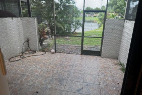 Townhouse in Pembroke Pines, Florida 2 bedrooms, 96.62 sq.m. № 1978976 - photo 4