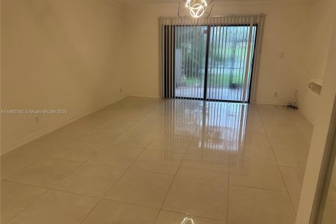 Townhouse in Pembroke Pines, Florida 2 bedrooms, 96.62 sq.m. № 1978976 - photo 3