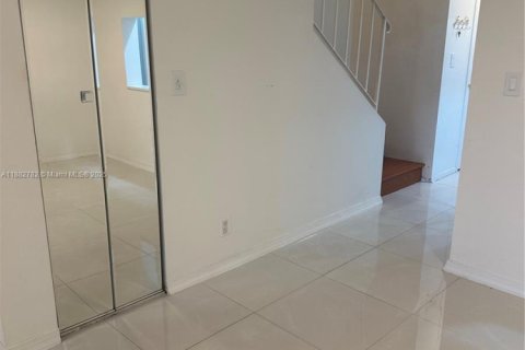 Townhouse in Pembroke Pines, Florida 2 bedrooms, 96.62 sq.m. № 1978976 - photo 2