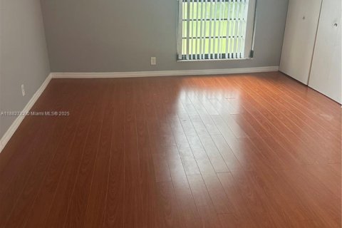 Townhouse in Pembroke Pines, Florida 2 bedrooms, 96.62 sq.m. № 1978976 - photo 18